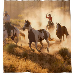 Rideaux De Douche Deux cow-boys occidentaux à cheval, braconnant la