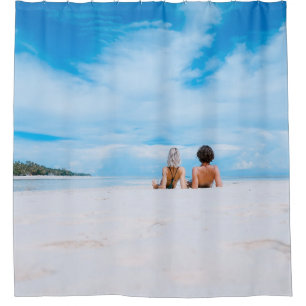 Rideaux De Douche Deux femmes allongées sur du sable blanc face à la
