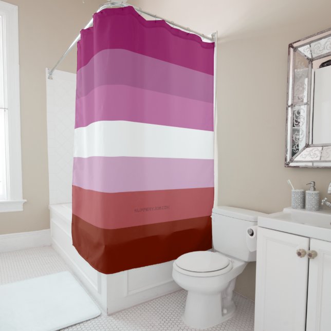 Rideaux De Douche Drapeau de fierté lesbienne de SlipperyJoe féminin (En situation)