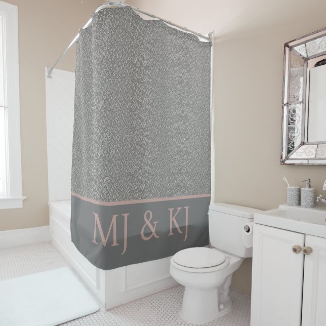 RIDEAUX DE DOUCHE ÉLÉGANT MONOGRAMME CRÈME GRIS INITIALES MOTIF FEUI (En situation)