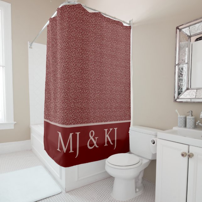 RIDEAUX DE DOUCHE ÉLÉGANT MONOGRAMME CRÈME ROUGE INITIALES MOTIF FEU (En situation)