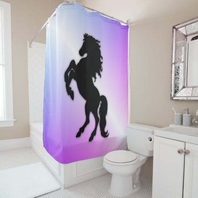 Rideaux De Douche Étalon noir sur fond violet (En situation)