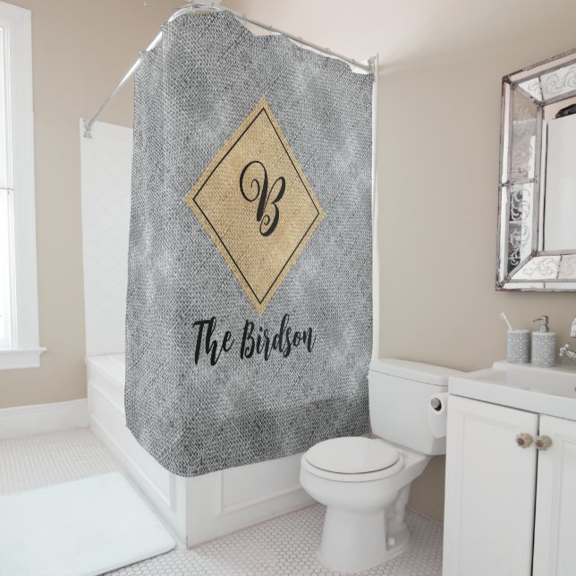 Rideaux De Douche Famille Nom de la ferme Monogram, Rustic Grey Burl (En situation)