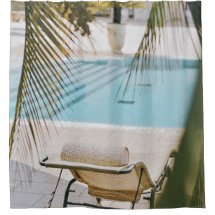 Rideaux De Douche Fauteuil Brown et noir à côté de la piscine en t