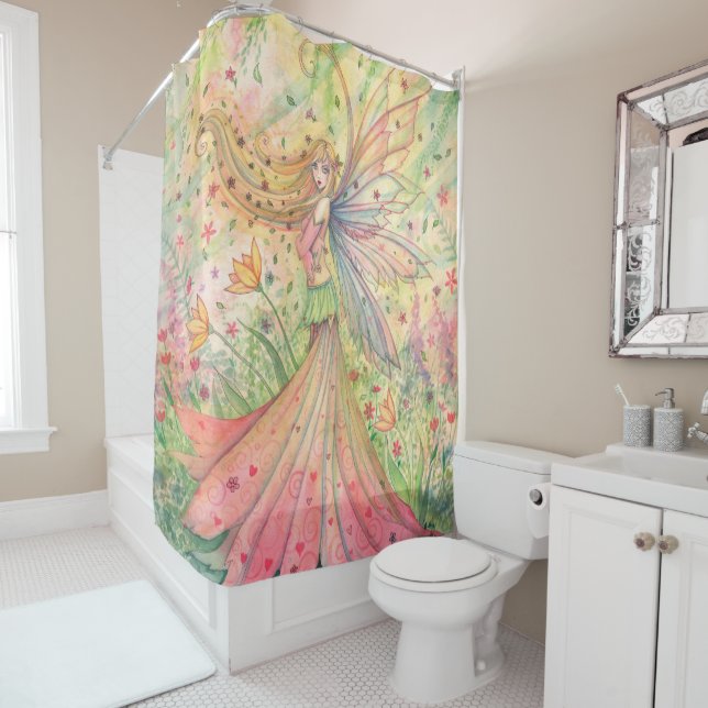 Rideaux De Douche Fée d'été rose et verte par Molly Harrison (En situation)