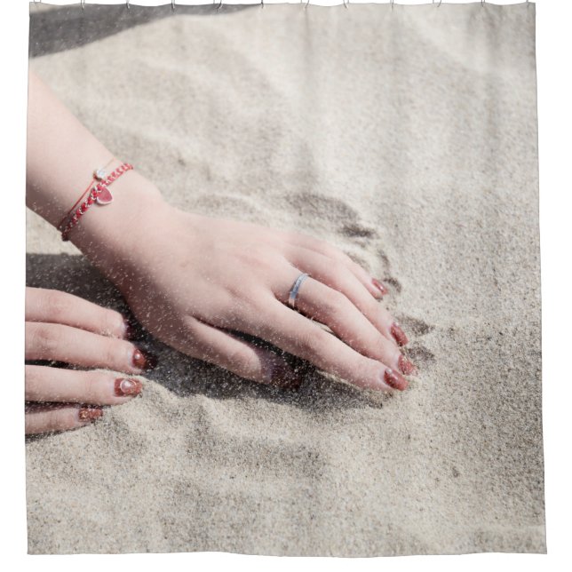 Rideaux De Douche Femme allongée sur le sable blanc (Devant)