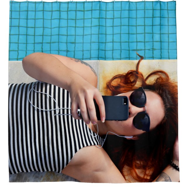 Rideaux De Douche Femme allongée sur un sol marron (Devant)