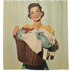 Rideaux De Douche Femme au foyer souriante avec panier de blanchisse