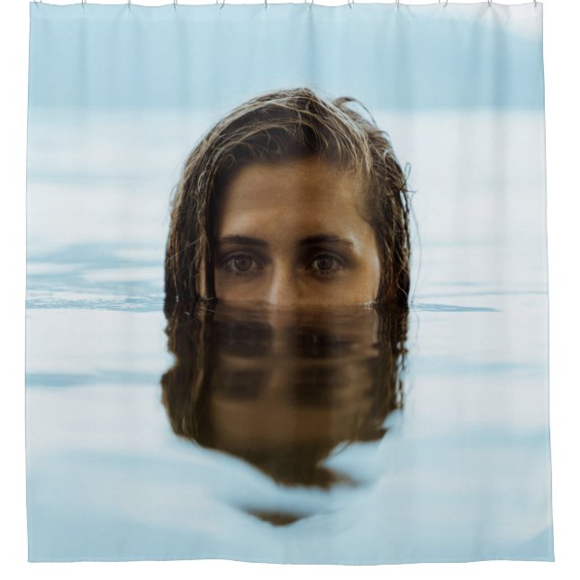 Rideaux De Douche Femme dans le plan d'eau le matin (Devant)