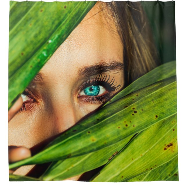 Rideaux De Douche Femme derrière les feuilles verts (Devant)