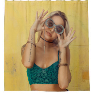 Rideaux De Douche Femme en bralette bleue tenant des lunettes de sol