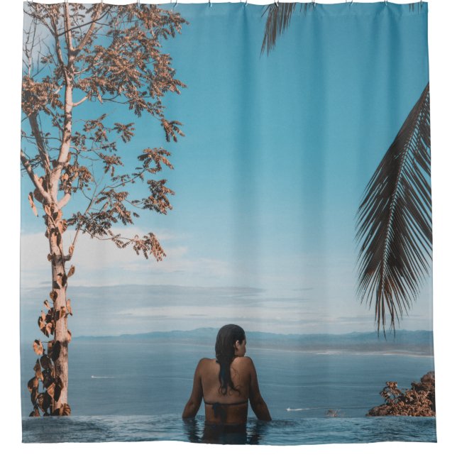 Rideaux De Douche Femme portant le bikini noir robinet nageant sur l (Devant)