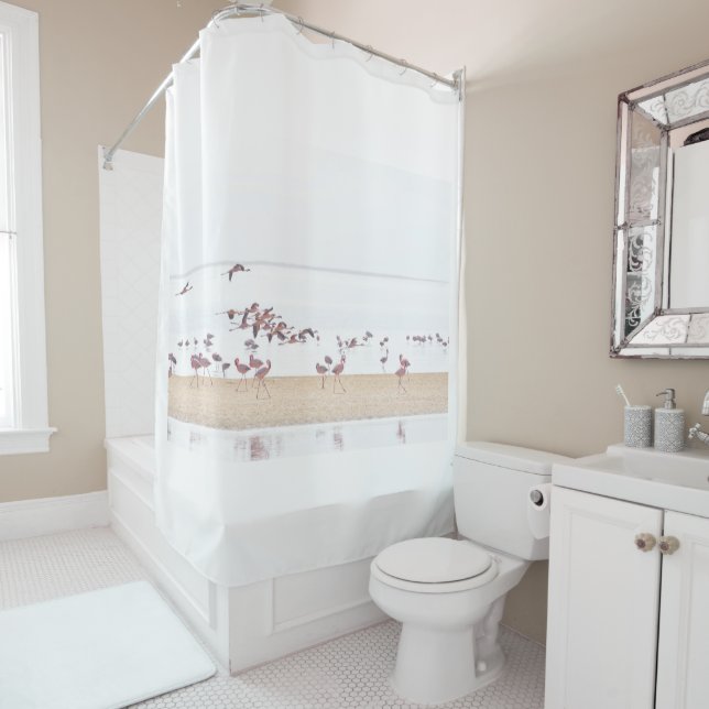 Rideaux De Douche Flamants roses Marchant Et Volant À La Plage. (En situation)