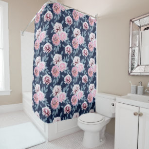 Rideaux De Douche Fleurs blanches et roses sur bleu foncé.