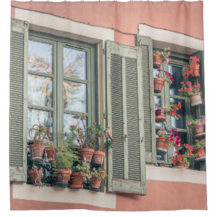 RIDEAUX DE DOUCHE FLEURS DE COULEUR ASSORTÉE DANS UN VASE PRÈS DE LA