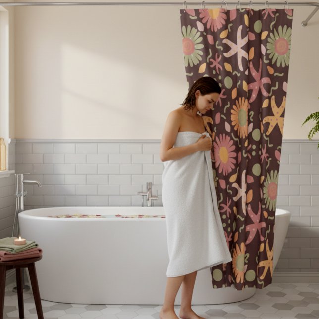 Rideaux De Douche Fleurs et étoiles de mer sur fond brun chocolat (It's cute, its playful and totally hand drawn.)