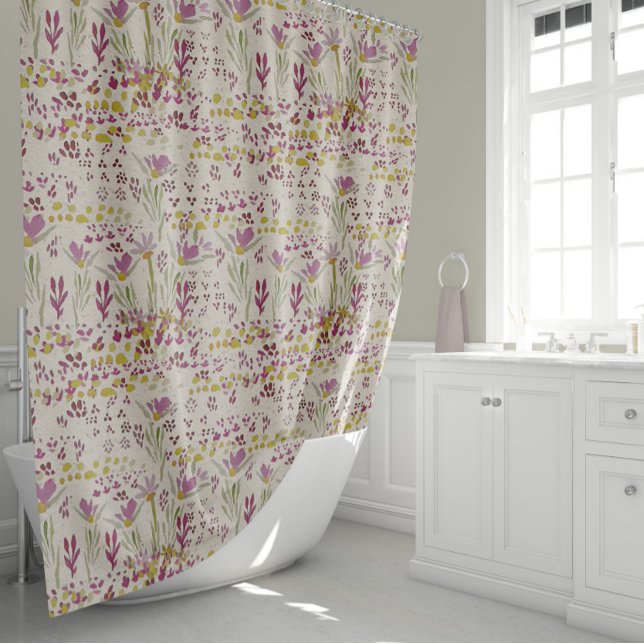 Rideaux De Douche Fleurs Roses Avec Centres Jaunes Dans Un pré (Pink Flowers With Yellow Centers In A Meadow Shower Curtain by Jenn Steffen for Studio Posies.)