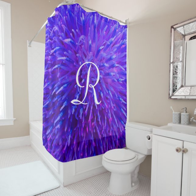 Rideaux De Douche Floral violet Abstrait avec Monogramme blanc (En situation)