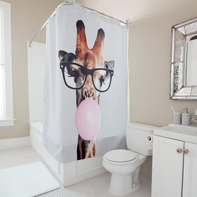 RIDEAUX DE DOUCHE GIRAFFE PORTANT DES VERRES SOUFFRANT UN BUBBLEGUM  (En situation)