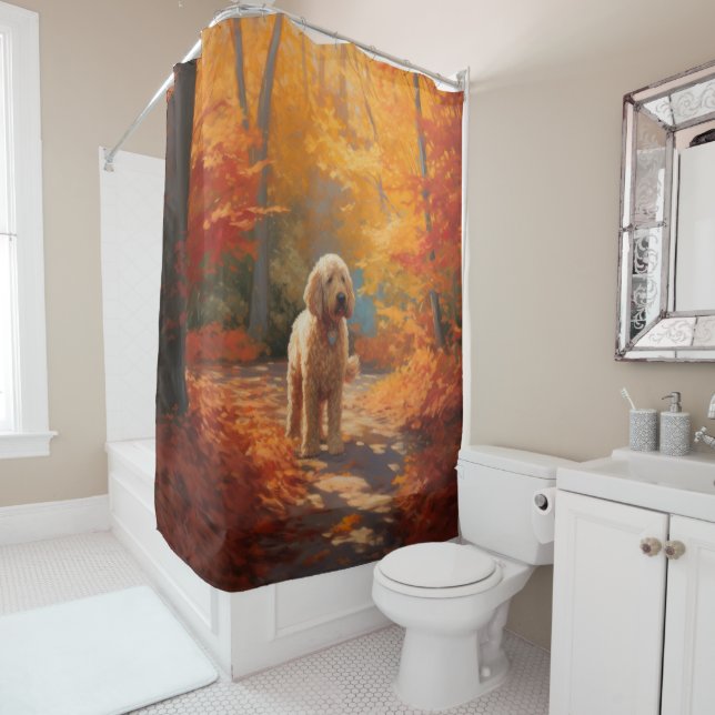 Rideaux De Douche Goldendoodle dans les feuilles d'automne qui tombe (En situation)