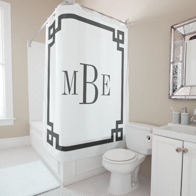 Rideaux De Douche Gris Charbon et Clé Grecque Blanche | Monogrammé (En situation)