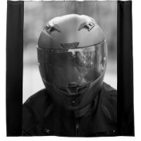 Homme noir et blanc dans un casque de moto