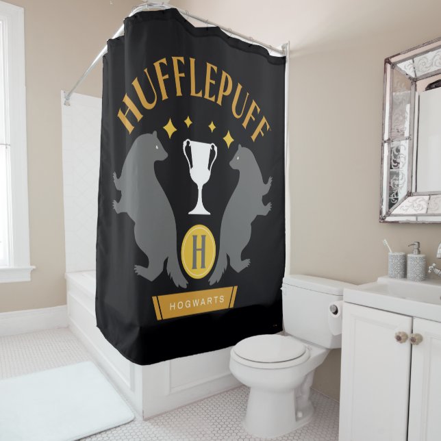 Rideaux De Douche HUFFLEPUFF™ Badger and Cup House Pride Graphisme (En situation)