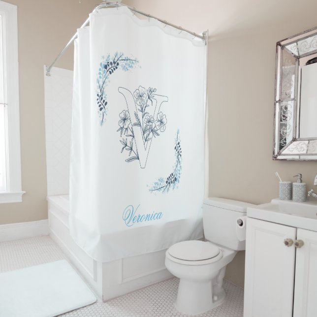 Rideaux De Douche Initiale "V" Monogramme bleu Calme Floral (En situation)