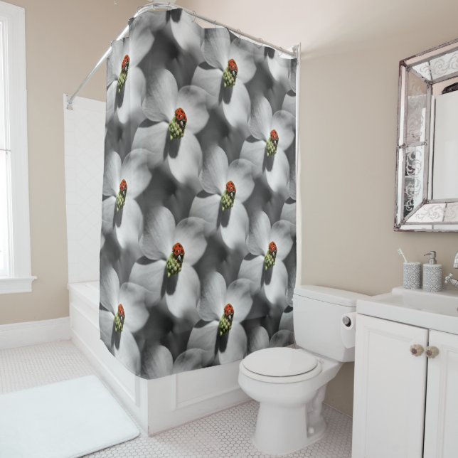 Rideaux De Douche Ladybug Sur Dogwood Flower Motif Nature (En situation)