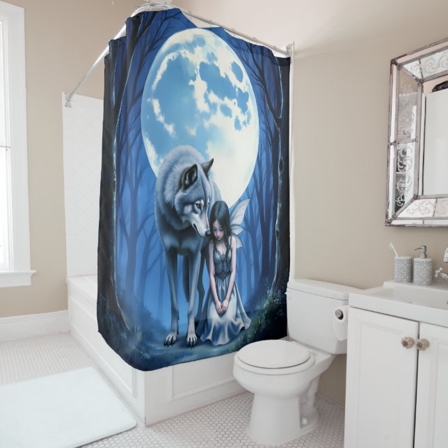 Rideaux De Douche Lien sous la lune – Le loup et la fée gothique.   (En situation)