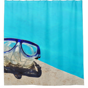 Rideaux De Douche Lunettes de bain encadrées bleues près de la pis