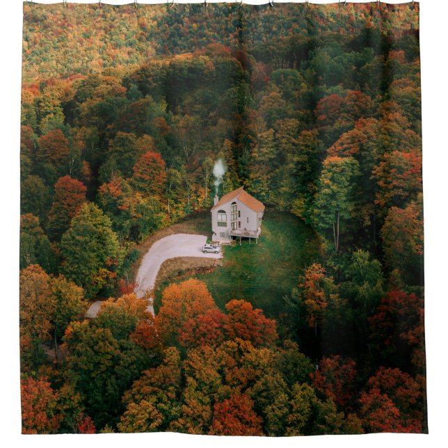 RIDEAUX DE DOUCHE MAISON BLANCHE ET BROWN ENTOURÉE D'ARBRES (Devant)