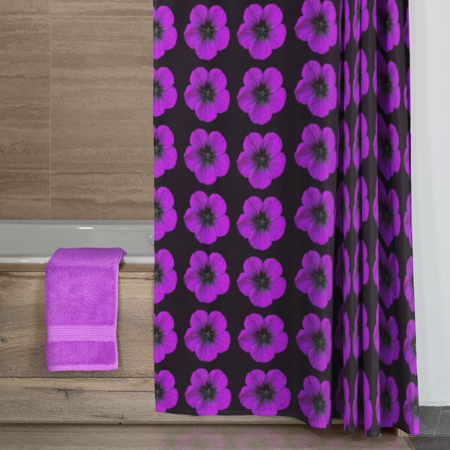 Rideaux De Douche Modèle floral de géranium violet sur noir (In Situ Bathroom)