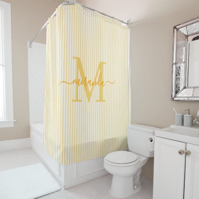 Rideaux De Douche Moderne monogramme de nom à rayures jaunes et blan (En situation)