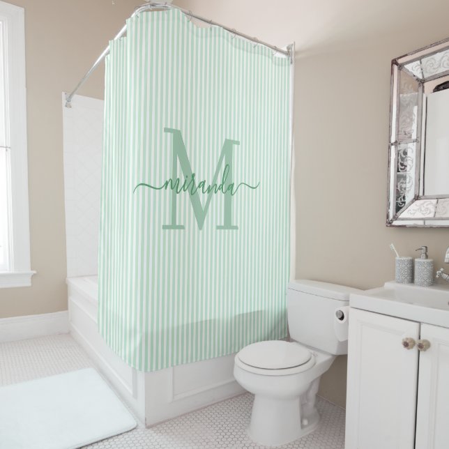Rideaux De Douche Moderne monogramme de nom à rayures vertes et blan (En situation)
