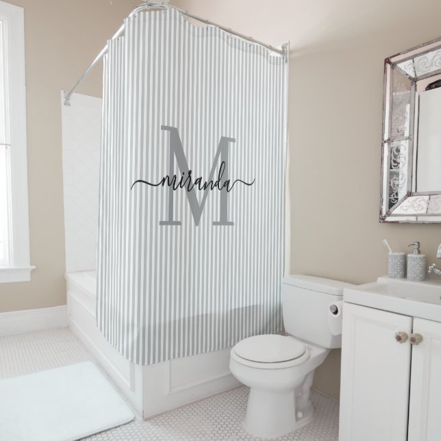 Rideaux De Douche Moderne Monogramme Nom Rayures Grises et Blanches (En situation)