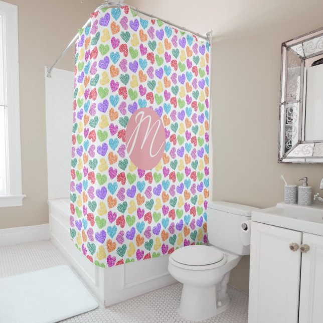 Rideaux De Douche Moderne Vibrant Rainbow Doodle Hearts Monogramme (En situation)