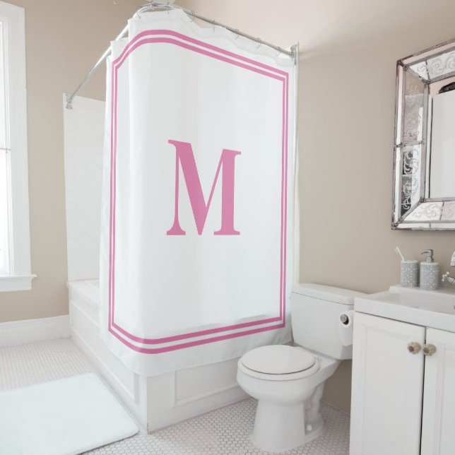 Rideaux De Douche Monogramme blanc rose Nom personnalisé initial tri (En situation)