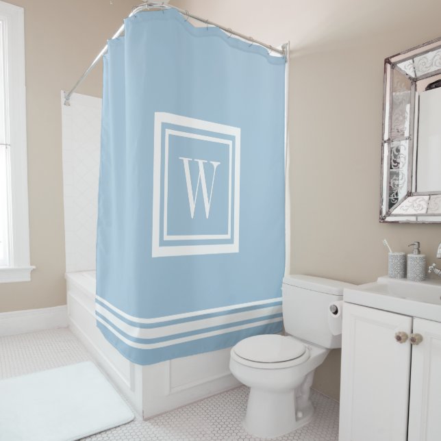 Rideaux De Douche Monogramme carré classique bleu ciel et blanc (En situation)