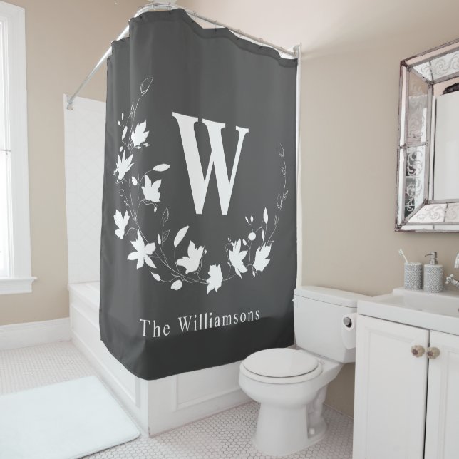 Rideaux De Douche Monogramme classique Nom Black White Floral Wreath (En situation)