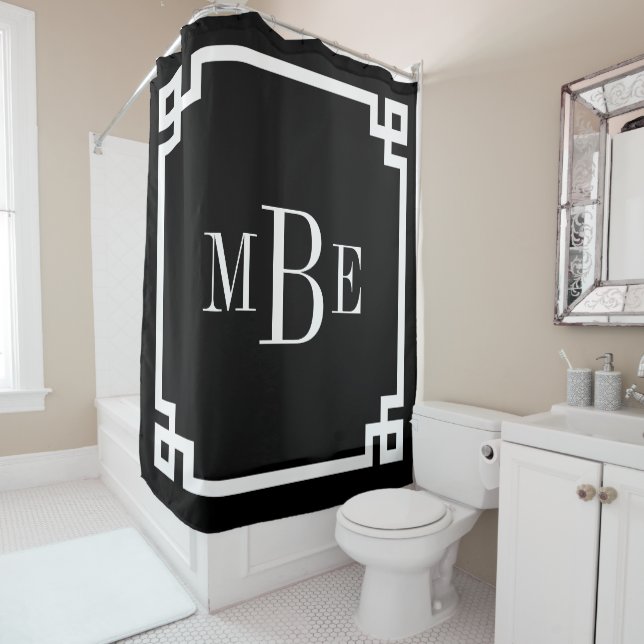 Rideaux De Douche Monogramme de bordure de clé grecque noire et blan (En situation)