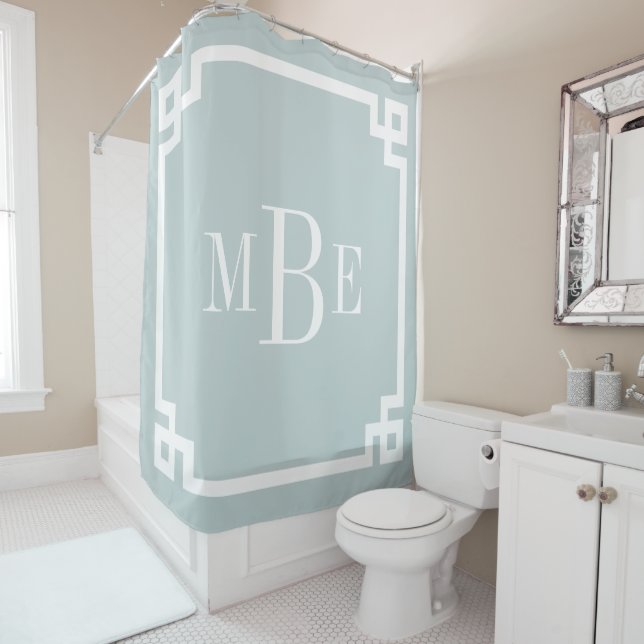 Rideaux De Douche Monogramme de la bordure de clé grecque bleue (En situation)