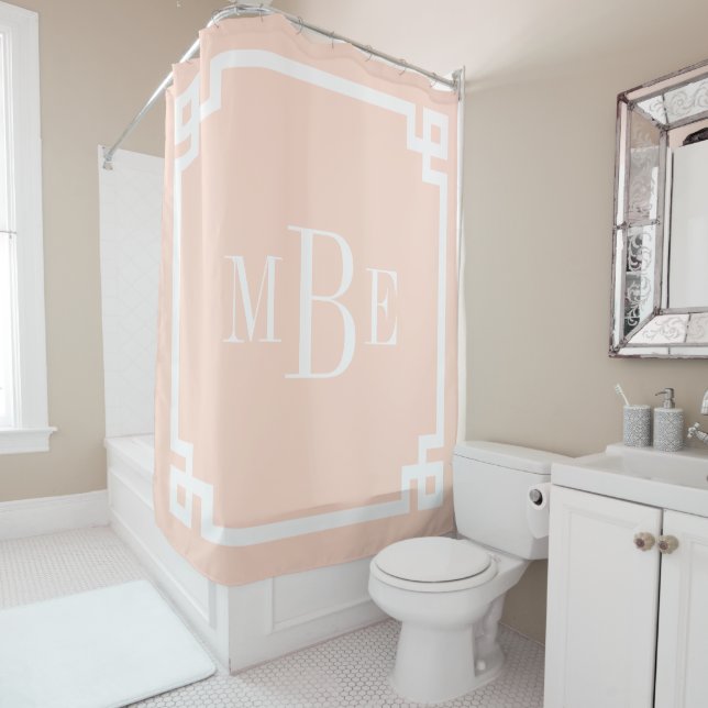 Rideaux De Douche Monogramme de la bordure de clé grecque rose pâle (En situation)
