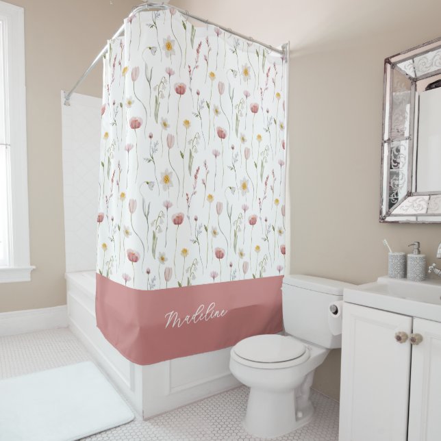 Rideaux De Douche Monogramme de nom de fleur sauvage aquarelle rose  (En situation)