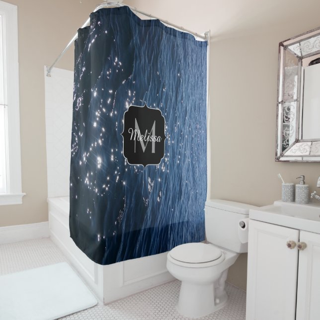 Rideaux De Douche Monogramme des vagues de la mer bleue profonde (En situation)