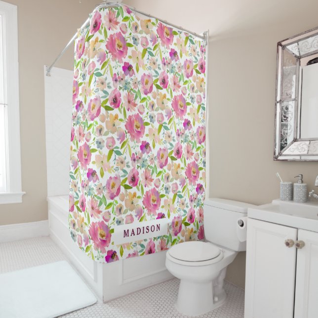 Rideaux De Douche Monogramme floral chic à la menthe et rose pâle (En situation)