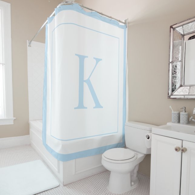 Rideaux De Douche monogramme initiale bleu ciel et blanc moderne  (En situation)
