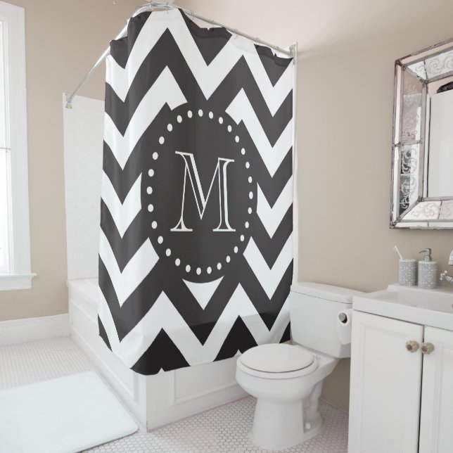 Rideaux De Douche Monogramme noir et blanc de Chevron de zigzag (En situation)