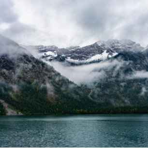 Rideaux De Douche Montagnes neigeuses dans le brouillard au lac Plan