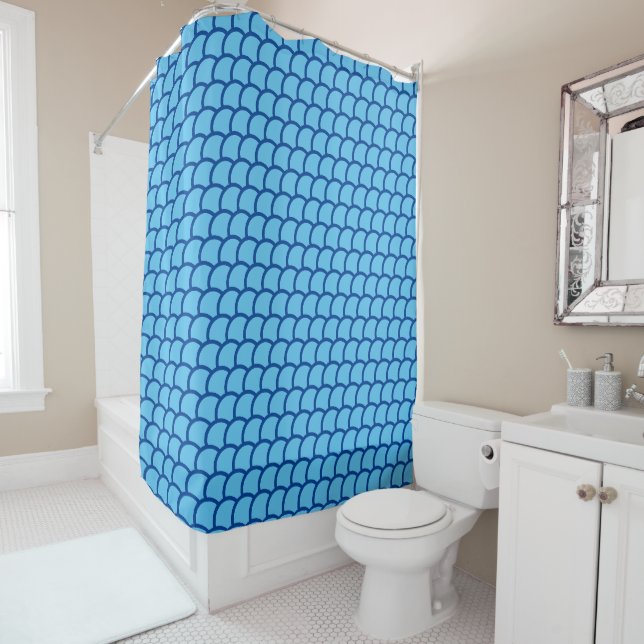 Rideaux De Douche Motif d'écailles géométriques bleu profond (En situation)